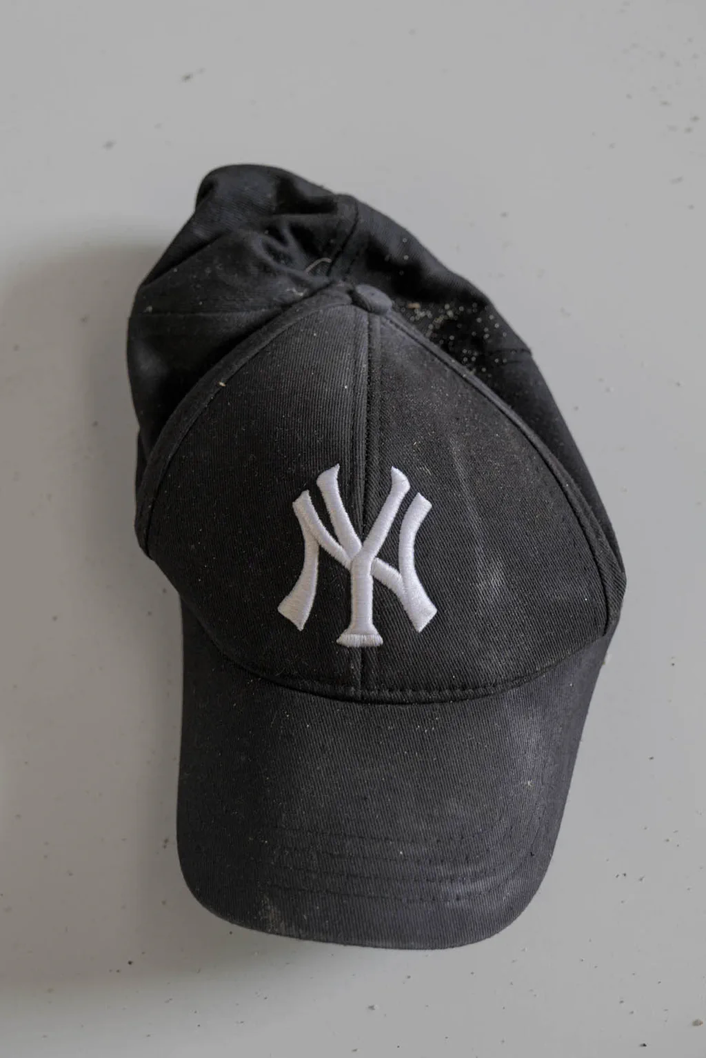 Black baseball cap with a New York Yankees monogram