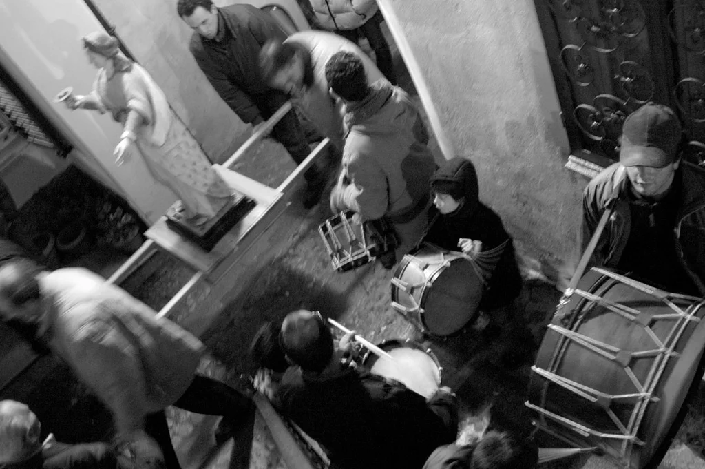 Drummers seen from above in a narrow street