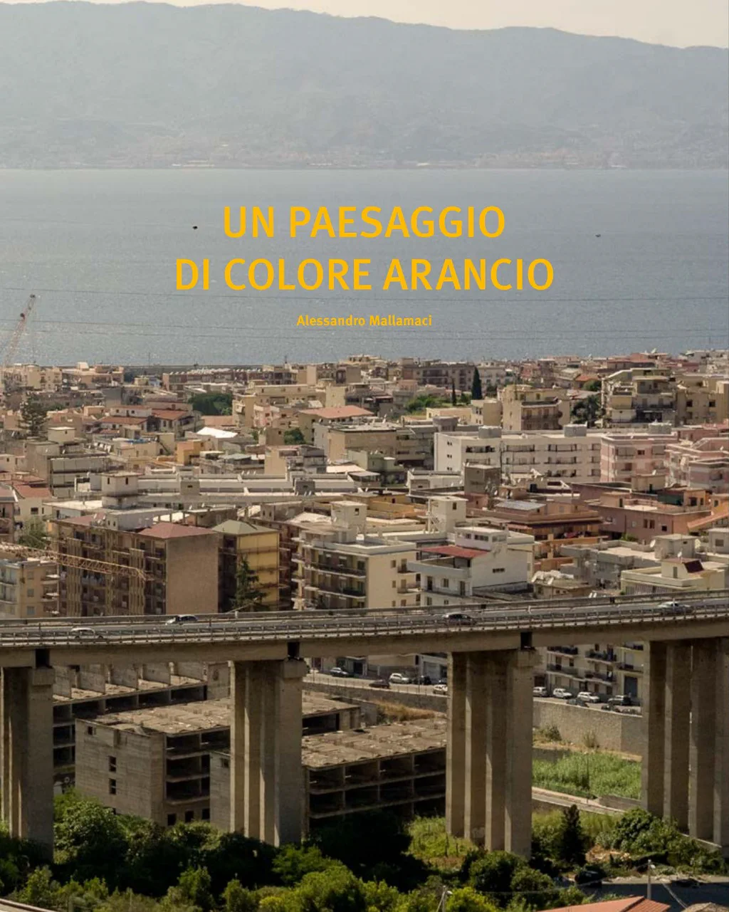 The dust jacket of Un paesaggio di colore arancio: the title in yellow over a view of the city, the elevated road and the Strait