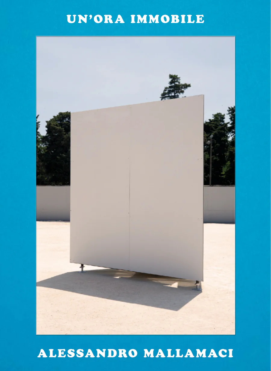 The cover of Un’ora immobile: on a light blue ground, a photograph of a white panel in an open yard